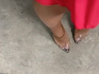 Joana vmt cd cammina in un abito rosso e mostra le gambe