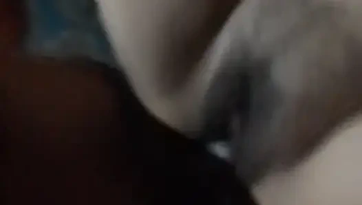 Eingeladen, mit stieftante zu ficken, hat eine haarige muschi, die man lecker leckt, bis sie nass ist