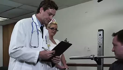 Chefarzt besorgt es geiler Schwester