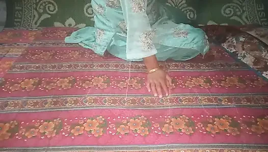 Guru menggoda murid perawannya yang seksi dan imut. Gadis sekolah perawan India pertama kali (kelas) berhubungan seks dengan guru