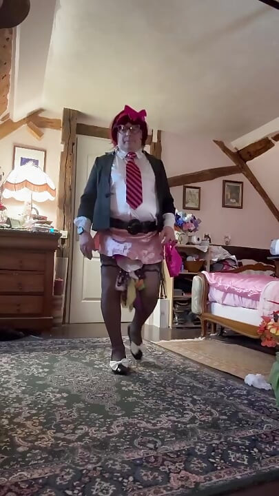 Oblečená v růžové minisukni na večer