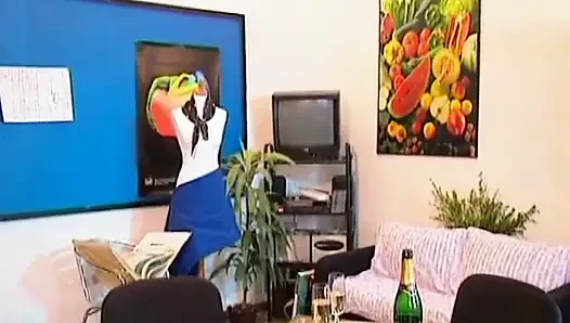 Çarpıcı porno yıldızı iki adam tarafından sikiliyor