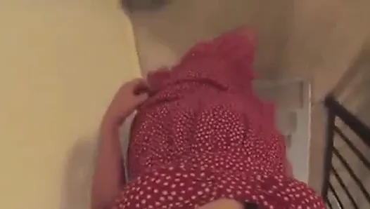 Видео от первого лица, идущая в красном платье полькадо