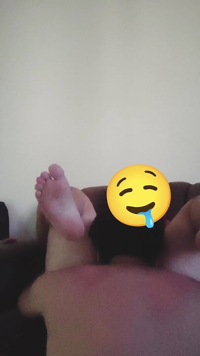 Min nabo slikker min fisse så våd