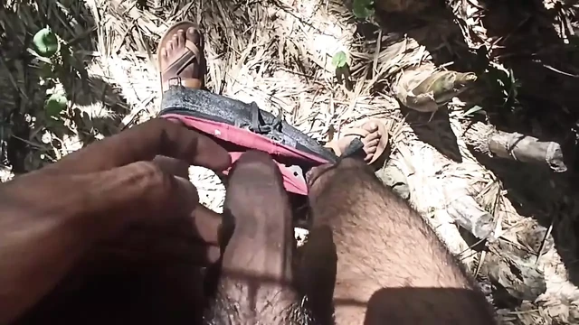 Outdoor Sex Bhabhi Ki Chut Mein Pani Nikaal Diya Hand Massage