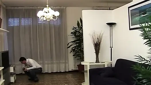 Geiles schätzchen mit MILF-brille lutscht und reitet dicken schwanz wild