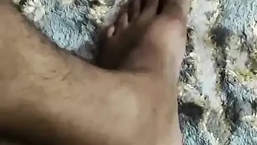Masöz August Skye ona vurması için Sarah Arab'ı parmaklıyor