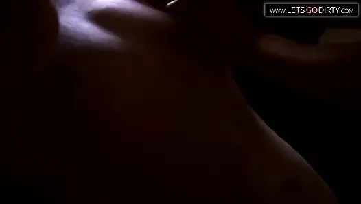 Sarışın kız sevgilisini bağladıktan sonra ayak masajının tadını çıkarıyor