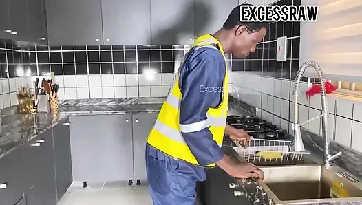 Она позвонила мне сюда, чтобы исправить сломанную трубу, но я в итоге трахнул ее мокрую сливочную киску