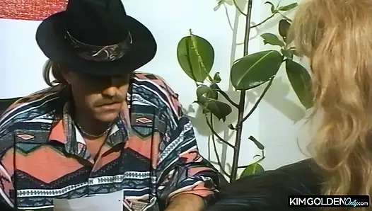 Leidenschaftlicher Sofa-Fick mit geiler Bruenetten