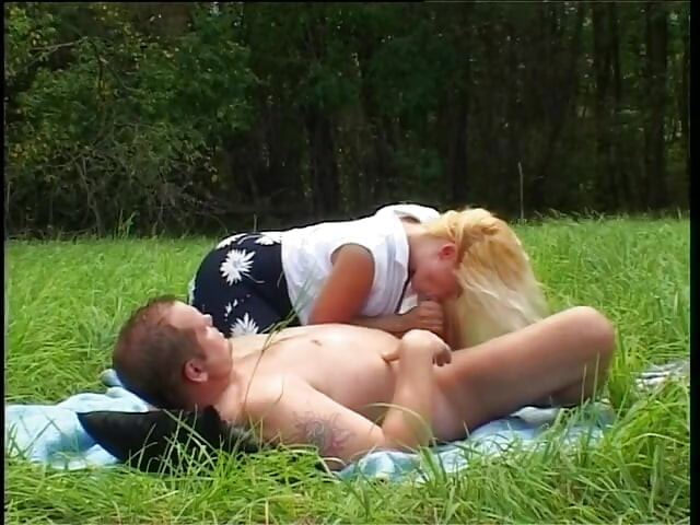 Geil stel met harde seks in de natuur