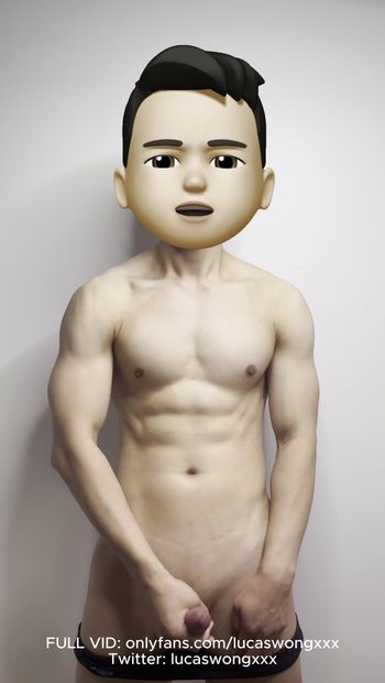 Il ragazzo asiatico muscoloso si masturba nello speedo