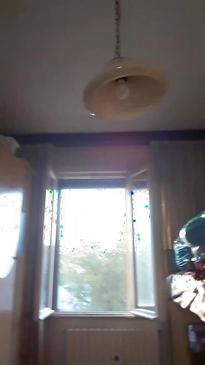 窓の前で、窓を開けて