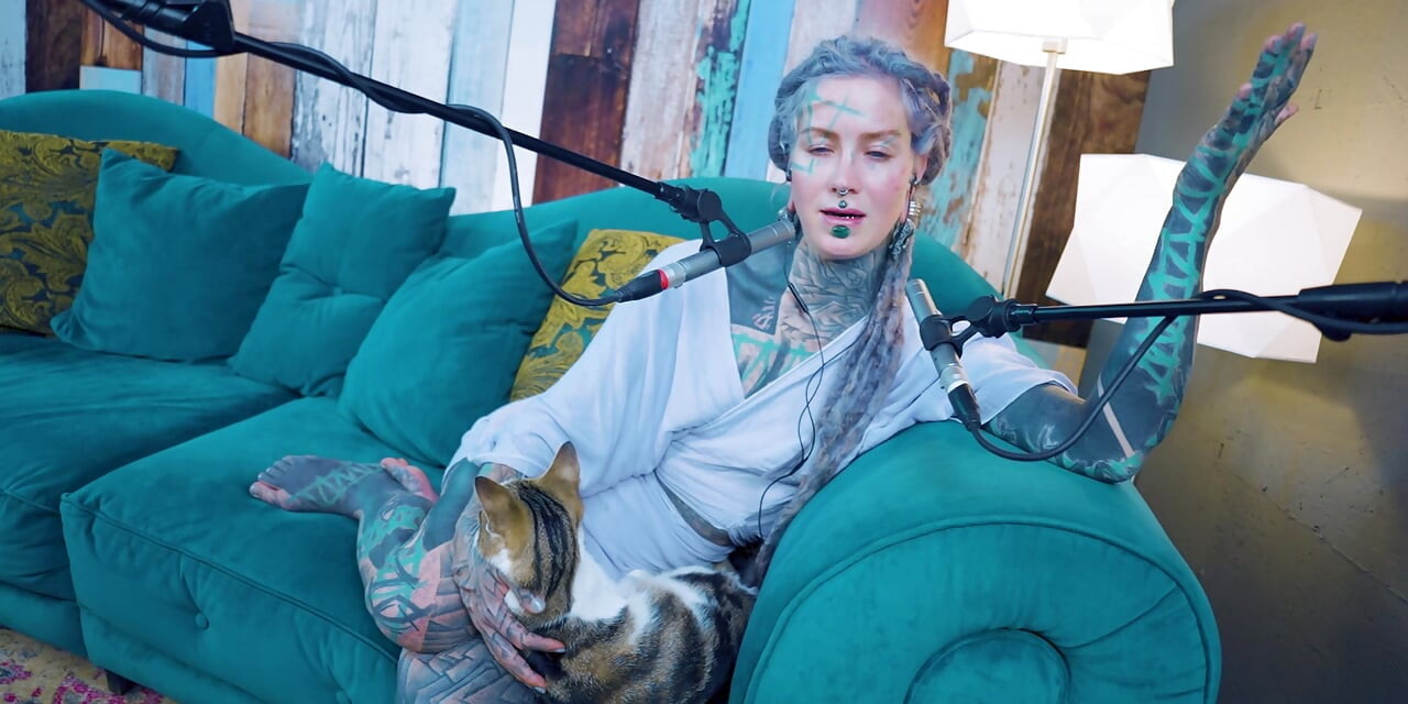 Jeg taler om E - Empati - ASMR podcast SFW taler goth tynd pige dreadlocks tatovering model blæk pige
