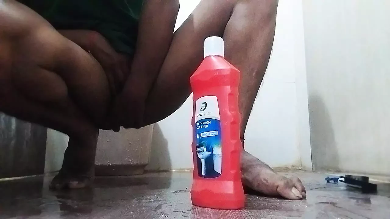 Bathroom mein Hath se hilane lag gay deshi  boy