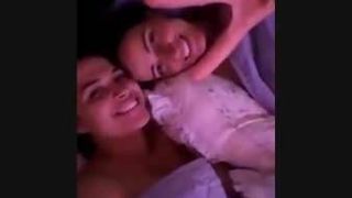 Lesbianas en la cama filmándose