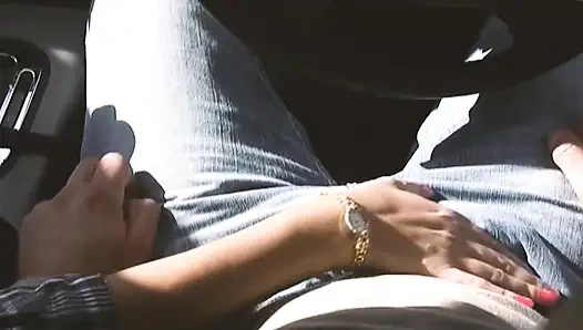 Тренировка попки- 3 Стройная попастая милфа-брюнетка наслаждается большим членом в ее рту