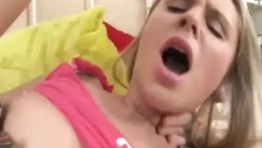 Cewek cantik rusia di-anal habis-habisan sampai dalam banget