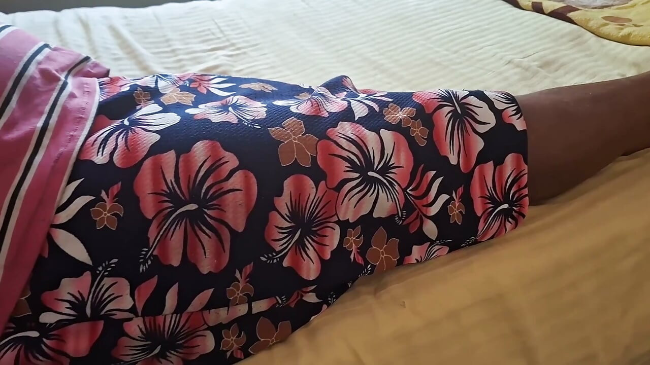 Madrastra milf mientras descansa en la cama