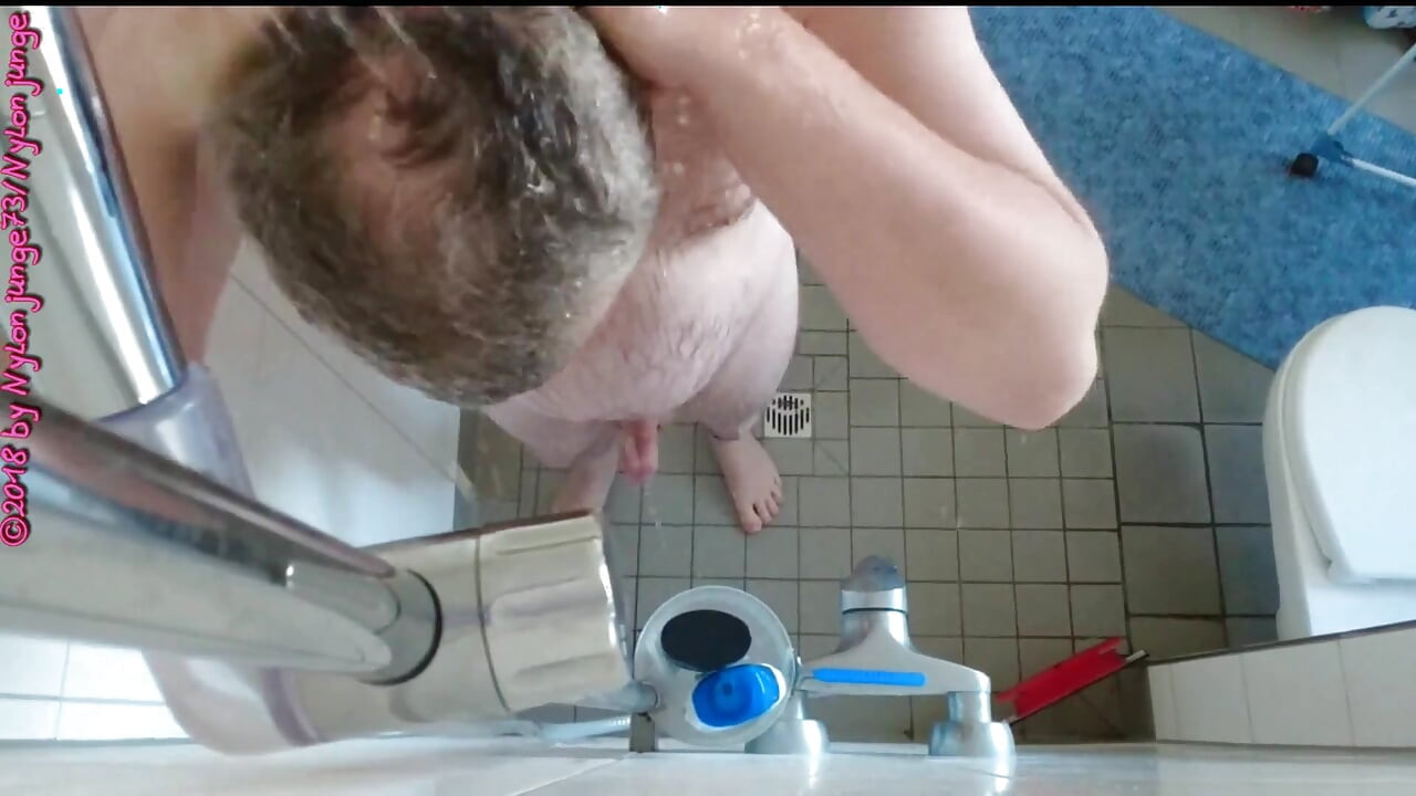 在淋浴时用泡沫撸管