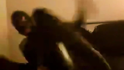 Rubberdollslut deliğini ısıtıyor ve sonra takıyor