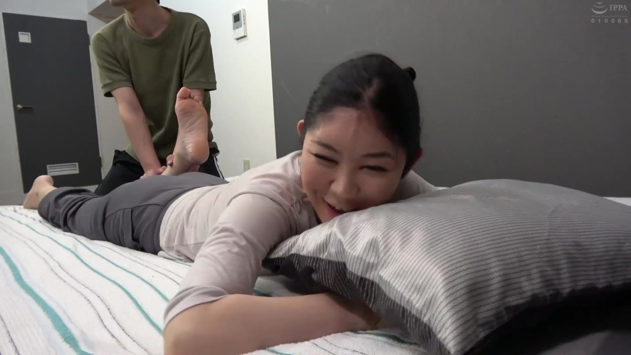 息子が母親の体をマッサージ中にズボンを下げて半ケツにしたら… - Part.1