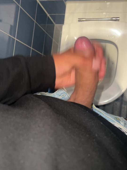 Kontol besarku apakah ada ibu-ibu seksi yang suka kontol besar?