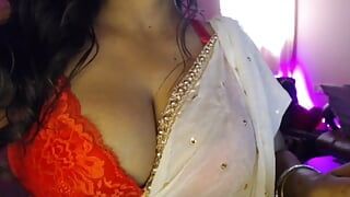 India caliente chica bajo sujetador show de tetas calientes