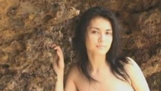 Maria Ozawa posando nua ao ar livre