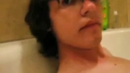 Sevimli hipster twink vuruş ve cums içinde the tub