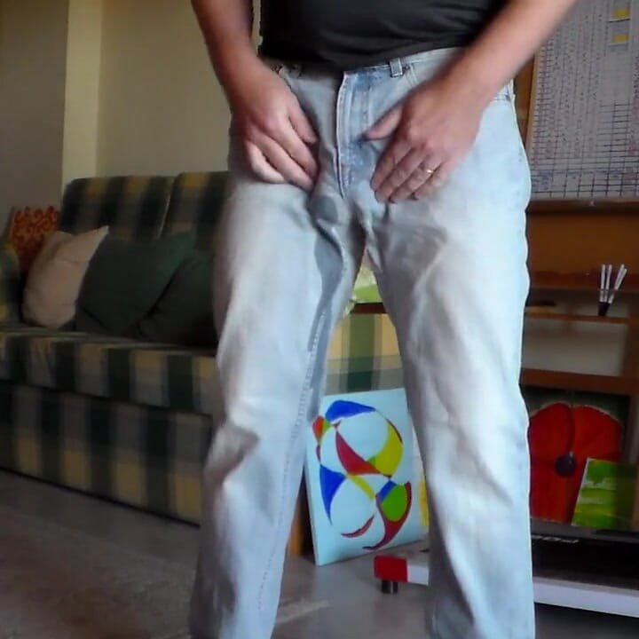 ジョンはジーンズの中でおしっこをしている