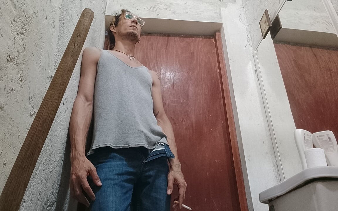 Raba Erre își freacă ouăle pentru un fan