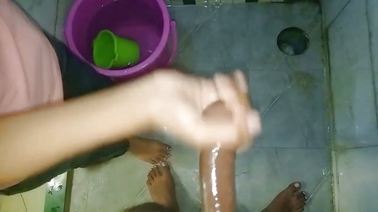 Ze probeerde me als eerste te laten klaarkomen door een geoliede massage op mijn lul