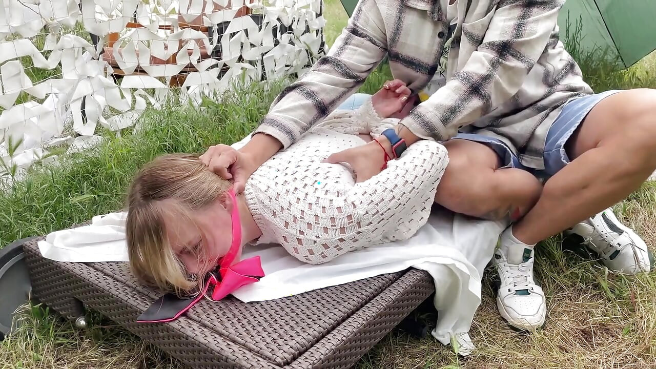 Rubia capturada: boca amordazada y cosquillas