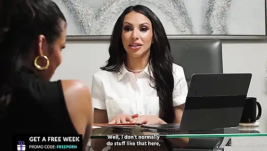 GIRLSWAY - горячая крошка Kylie Rocket понимает, что она призрачила работу интервьюера Hime Marie в приложении для знакомства