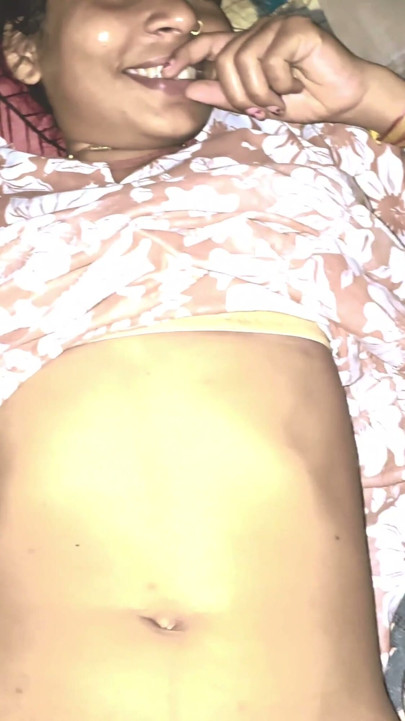 내 긴 자지가 부풀어 오르며 단단해졌어요. 그녀의 멋진 보지를 보고 자지를 쥐어짜고 있었어요. 그녀는 몰래 나를 보고 있었어요… | 클립 1
