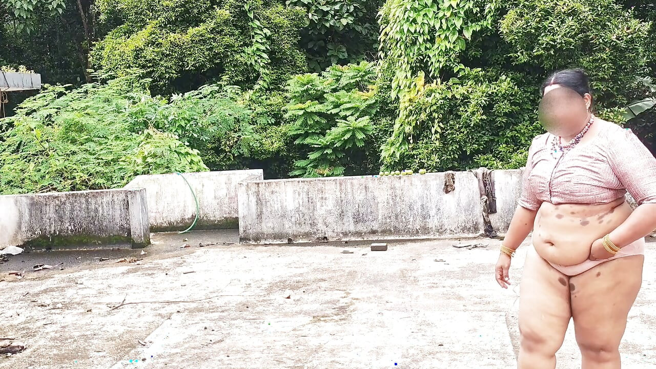 Uma mulher de formas generosas, com uma saia branca e uma blusa rosa, despia-se e caminha nua lá fora.