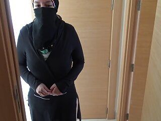 히잡을 쓴 성숙한 이집트 하녀와 섹스하는 영국 변태