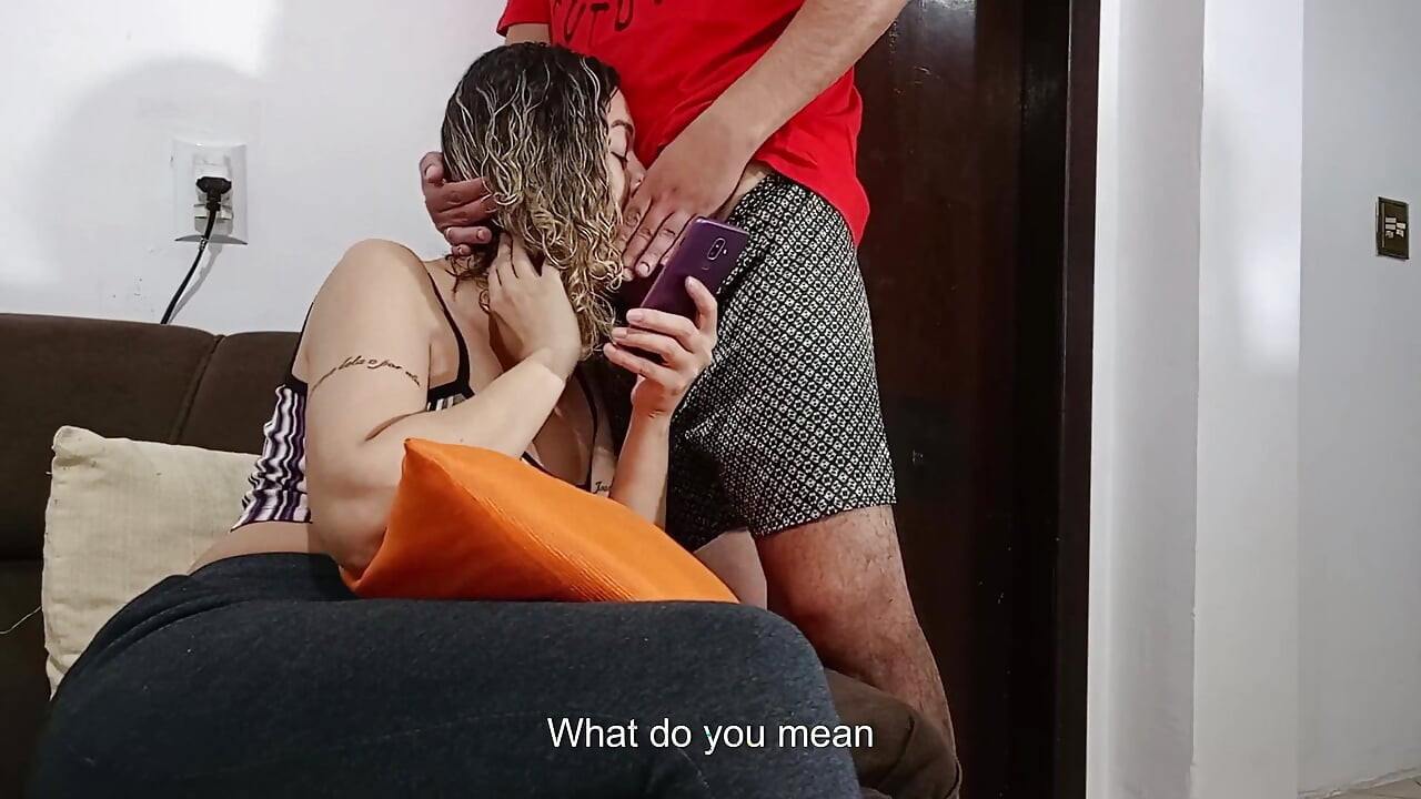 Мачуха раптово отримує член в обличчя і смокче до камшоту.