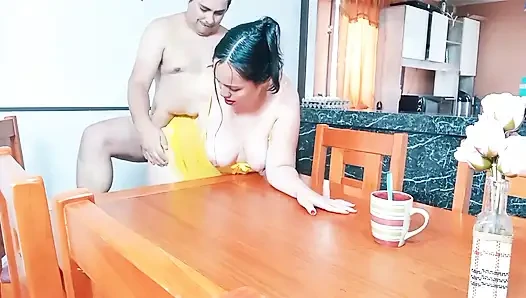 Stiefmutter Bringt Mir Tee Und Werde Am Ende Auf Dem Tisch Gefickt - Creampie Auf Titten