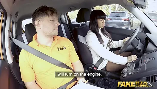 Sahte sürücü kursu - büyük memeli bebek arabada kaşıkla ve kovboy kızdan sonra boşalıyor