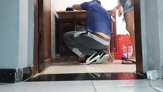 Istri sange ini lagi asik tukang ledengnya pakai rok mini tanpa celana dalam