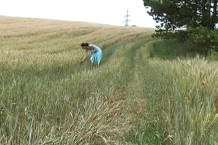 Dit is solo-plassessie met een Duitse babe die weet hoe ze plezier moet hebben