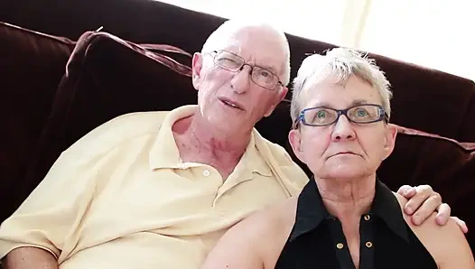 Возбужденная бабушка хочет хороший молодой член в тройничке с ее старым мужем