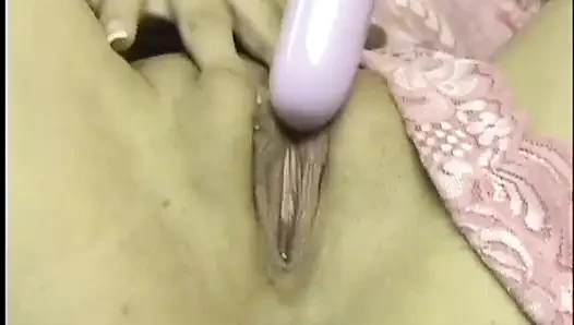 Sürtük genç esmer Nevaeh Ashton vibratörü klitorisine tutuyor ve sonra tıraşlı amına sokuyor