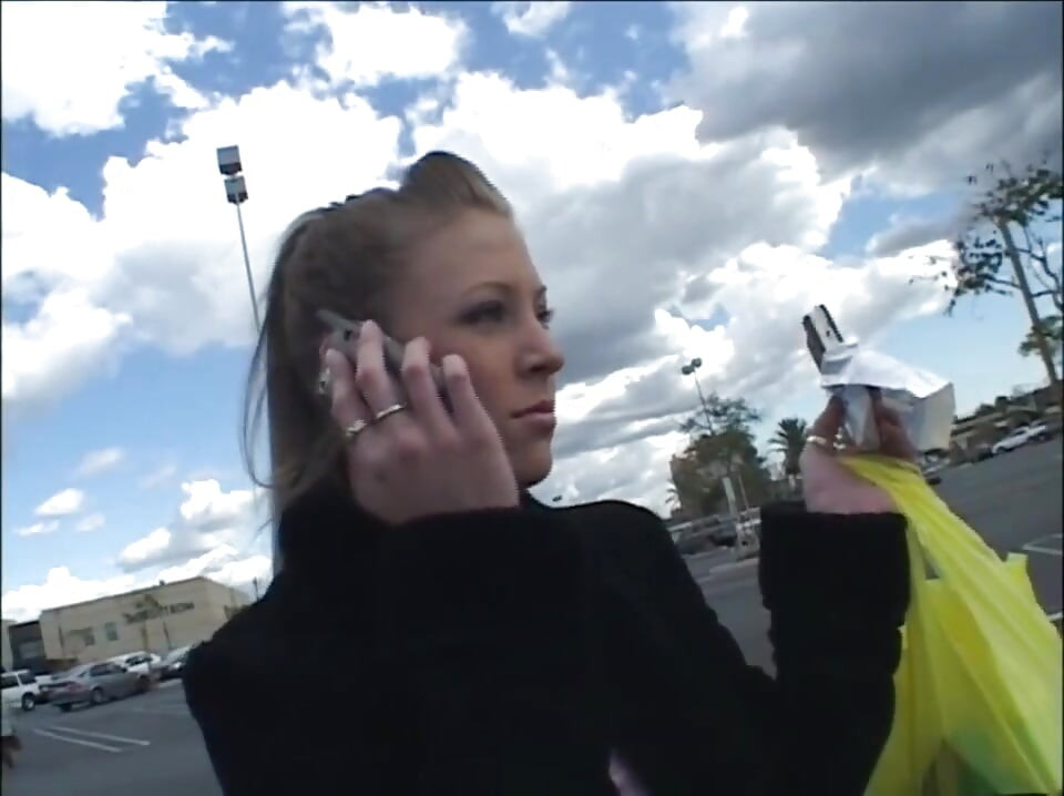 Mlada drolja sa malim sisama fingeruje svoju pičku dok je ogroman kurac jebe u dupe