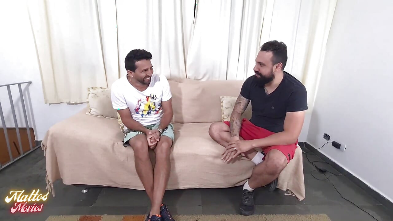 Ηθοποιός δοκιμάζει νέο τύπο χύσιμο που εγκρίθηκε μετά από τεράστιο φορτίο σε μικροσκοπική καριόκα