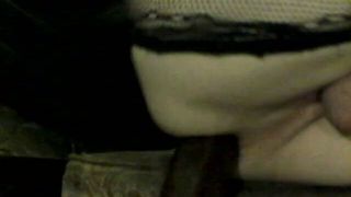 La femminuccia bianca con un culo spalancato usa dei grandi giocattoli neri