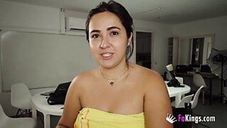 Andrea se acostumou com pornô selvagem e quer um pau grosso