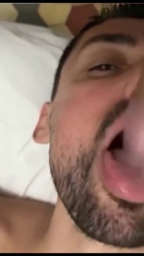 Papá caliente chupando la verga enorme de un jock | clip 1